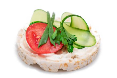 Taze domatesli, salatalıklı ve yeşillikli vejetaryen pirinç keki sandviçi. Beyaz arka planda izole edilmiş. Vejetaryen Diyet Yemekleri. Hızlı ve sağlıklı sandviçler. Taze dolgulu çıtır ekmek. Beslenme Atıştırması