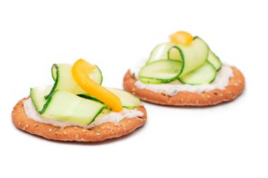 Taze salatalıklı çıtır krakerli sandviç, sarı paprika ve süzme peynirli beyaz üzerine izole edilmiş. Kolay Kahvaltı 'da. Hızlı ve sağlıklı sandviçler. Lezzetli dolgulu kızarmış ekmek. Sağlıklı Beslenme Atıştırması