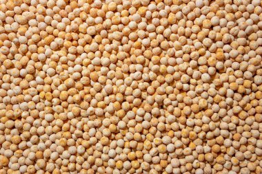 Pişmemiş Sarı Bezelye Cilalı Arka plan. Gurme Aşçılık İçin Canlı ve Dokulu Bir Arkaplan Oluşturan Kuru Bezelye Mutfağı. Dağınık Çiğ Bezelyeler. Sağlıklı Yeme Malzemeleri