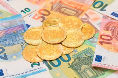 Euro banknotlarında bir yığın Bitcoin madeni para. Para tasarrufu, Kripto para birimi, Engelleme zinciri ve İsimsiz Ödemeler Konsepti