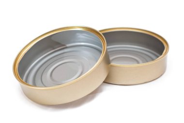 İki adet boş teneke kutu beyaz arka planda izole edildi. Temiz kullanılmış alüminyum teneke kutular, izolasyon. Çözünmeyen İnorganik Atık