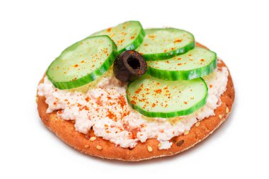 Taze salatalık, balık kreması ve zeytinli çıtır krakerli sandviç. Kolay Kahvaltı 'da. Hızlı ve sağlıklı sandviçler. Lezzetli dolgulu kızarmış ekmek. Sağlıklı Beslenme Atıştırması - İzolasyon