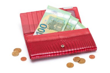 İçi 100 Euro 'luk banknotlarla dolu Kırmızı Deri Kadın Cüzdanı ve Beyaz Arkaplan' da izole edilmiş Euro Cent Bozuklukları. Zenginliği ve başarıyı sembolize eden Bir Cüzdan Para Dolu - Tecrit