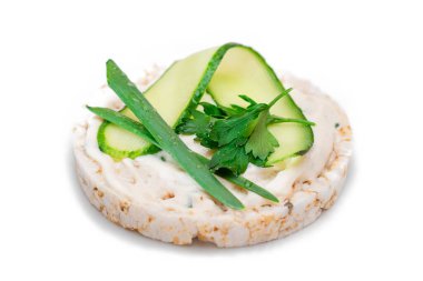 Taze salatalık ve yeşillikli vejetaryen pirinç keki sandviçi. Beyaz arka planda izole edilmiş. Vejetaryen Diyet Yemekleri. Hızlı ve sağlıklı sandviçler. Taze dolgulu çıtır ekmek. Beslenme Atıştırması