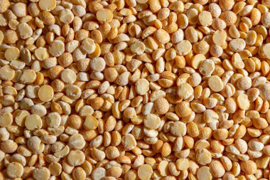 Pişmemiş Cilalı Bezelye Arkaplanı. Gurme Aşçılık İçin Canlı ve Dokulu Bir Arkaplan Oluşturan Kuru Bezelye Mutfağı. Dağınık Çiğ Bezelyeler. Sağlıklı Yeme Malzemeleri