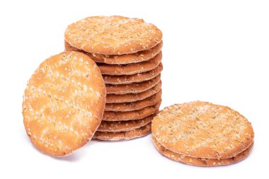 Beyaz arka planda susamlı yuvarlak tuzlu kraker yığını. Kuru Çerezler - İzolasyon