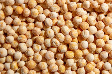 Pişmemiş Sarı Bezelye Cilalı Arka plan. Gurme Aşçılık İçin Canlı ve Dokulu Bir Arkaplan Oluşturan Kuru Bezelye Mutfağı. Dağınık Çiğ Bezelyeler. Sağlıklı Yeme Malzemeleri