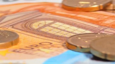 Avrupa Birliği Parası: Değişik Euro Banknotları ve 20 Cent Dönen Paralar - Yakın plan. Avrupa para birimi. Bozuk paralı renkli kağıt para. Bir sürü Euro Cash. Gelir, Gelir ve Para Tasarruf Konsepti