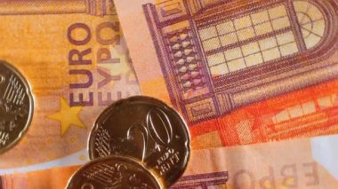 50 Euro 'luk banknotlara 20 Euro Cent madeni parası - Top View, Macro. Euro Para Birimi. Turuncu Kağıt Para. Bir sürü 20 Euro 'luk banknot. Ekonomi, Nakit ve Para Tasarruf Konsepti - Yavaş Dönüşüm Sola