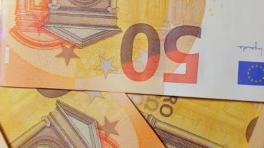 50 Euro 'luk banknotlar, Dönen Para Arkaplanı - Top View. Euro Para Birimi. Turuncu Kağıt Para. Bir sürü 50 Euro 'luk banknot. İş, Finans, Para ve Tasarruf Konsepti - Yavaş Dönüşüm Sağı