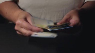 Elde Para Saymak. Avrupa Birliği Parası. Beyaz Kadın 20 Avro Banknotları Sayıyor - Ön Manzara, Yakın plan. Mavi Kağıt Nakit. 20 Euro Elde. Gelir, Tasarruf ve Harcama Konsepti