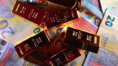 20 Euro 'luk En İyi Görünüm' de Parlak Altın Çubuklar. Euro Para Birimi. Bir sürü 20 Euro banknot. Başarı, Finansal ve Varlık Konsepti - Yavaş Dönme Sağı