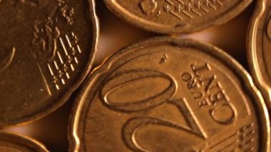 20 Euro Cent madeni para, döner para arkaplan - Top View, Macro. Euro Para Birimi. Bir sürü 20 Cent Cash. Altın Avrupailer. İş, Finans ve Para Tasarruf Konsepti - Dönüşüm Sağı