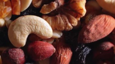 Karışık fındık, badem, ceviz, kaju, fıstık, fındık, kuru erik ve kuru üzüm. Farklı Nut Mix Turning. Çeşitli Fındık ve Kurutulmuş Meyveler - Rotasyon