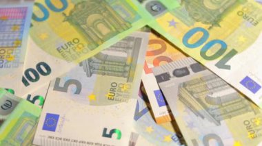Avrupa Birliği parası: Değişik Euro banknotları. Avrupa para birimi. Renkli Kağıt Para. Bir sürü Euro Cash. Gelir, Gelir, Tasarruf ve Zenginlik Konsepti