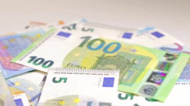 Avrupa Birliği parası: Değişik Euro banknotları. Avrupa para birimi. Renkli Kağıt Para. Bir sürü Euro Cash. Gelir, Gelir, Tasarruf ve Zenginlik Konsepti