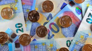 20 Euro Banknota 20 Euro Bozuk Para - Top View. Euro Para Birimi. Mavi Kağıt Para. Bir sürü 20 Euro 'luk banknot. İş, Finans, Para ve Tasarruf Konsepti - Yavaş Dönüşüm Sola
