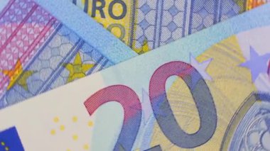 20 Avro Fatura, Dönüşümlü Para Arkaplan - Top View, Macro. Euro Para Birimi. Mavi Kağıt Para. Bir sürü 20 Euro banknot. İş, Finans, Para ve Tasarruf Konsepti - Dönüşüm Sola