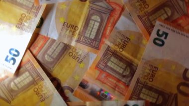 50 Euro 'luk banknotlar, Dönen Para Arkaplanı - Top View. Euro Para Birimi. Turuncu Kağıt Para. Bir sürü 50 Euro 'luk banknot. İş, Finans, Nakit ve Para Tasarruf Konsepti - Rotasyon Hakkı