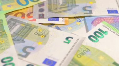 Avrupa Birliği parası: Değişik Euro banknotları. Avrupa para birimi. Renkli Kağıt Para. Bir sürü Euro Cash. Gelir, Gelir, Tasarruf ve Zenginlik Konsepti - Yakın plan