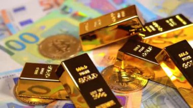 Değişik Euro Banknotları üzerinde Bitcoin bozuklukları olan Fine Gold Bar 'lar. Avrupa para birimi. Renkli Kağıt Para. Bir sürü Euro Cash. Gelir, Gelir, Kripto Para Birikim ve Zenginlik Konsepti