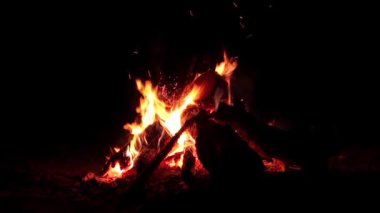 Karanlık Orman 'da Kara Arkaplan' da Gece Ateşi Yanıyor. Gece vakti Alevli Kamp Ateşi. Şenlik Ateşi için yer. Ateş Çukuru, Ateş Altında Orman, Uçan Kıvılcımlar ve Duman - Statik Atış