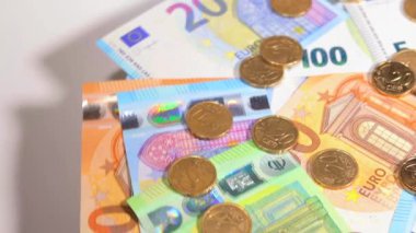 Avrupa Birliği Parası: Değişik Euro Banknotları ve 20 Cent Bozuklukları Dönüyor. Avrupa para birimi. Bozuk paralı renkli kağıt para. Bir sürü Euro Cash. Gelir, Gelir, Tasarruf ve Zenginlik Konsepti