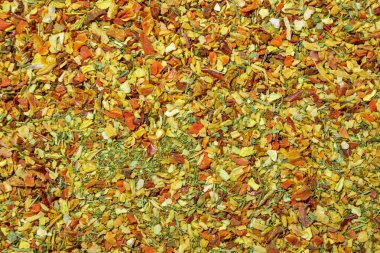 Canlı ve Renkli Sebze Baharat Karışımı: Aromatik Baharat Mutfağı Mutfağı Arkaplanlı Gurme Yemekleri. Taze bitkiler ve baharatların ahenkli kombinasyonu - Üst Görünüm