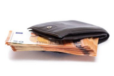 İçinde 50 Euro olan Siyah Deri Adamlar Cüzdanı Beyaz Arkaplanda İzole Edilmiş. Zenginliği, başarıyı ve sosyal statüyü sembolize eden Para dolu bir çanta - izolasyon