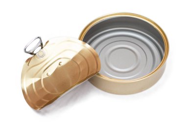 Kırık kapaklı boş teneke kutu beyaz arka planda izole edildi. Temiz kullanılmış alüminyum kutu izolasyon. Çözünmeyen İnorganik Atık