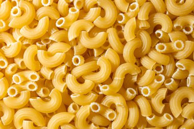 Pişmemiş Chifferi Rigati Pasta: Bir Chifferi Rigati Mutfak Tuvali, Gurme Aşçılık İçin Canlı ve Dokulu Bir Arkaplan Oluşturuyor. Kuru makarna. Raw Macaroni - Top View, Düz Yat