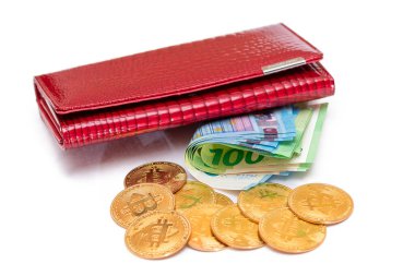 Farklı Euro banknotları ve Bitcoin paraları olan Kırmızı Deri Kadın Cüzdanı - Beyaz Arkaplanda izole edilmiş. Avrupa Birliği Kâğıt Parası Dolu Bir Cüzdan Zenginliği ve Başarıyı Sembolize Ediyor - Tecrit