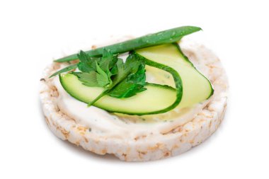 Taze salatalık ve yeşillikli vejetaryen pirinç keki sandviçi. Beyaz arka planda izole edilmiş. Vejetaryen Diyet Yemekleri. Hızlı ve sağlıklı sandviçler. Taze dolgulu çıtır ekmek. Beslenme Atıştırması