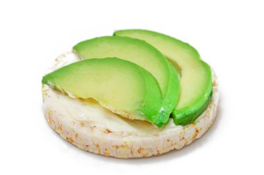 Taze Avokado ve Krem Peynirli Pirinçli Sandviç. Kolay Kahvaltı 'da. Diyet yemek. Hızlı ve sağlıklı sandviçler. Lezzetli dolgulu kızarmış ekmek. Sağlıklı Beslenme Atıştırması - İzolasyon