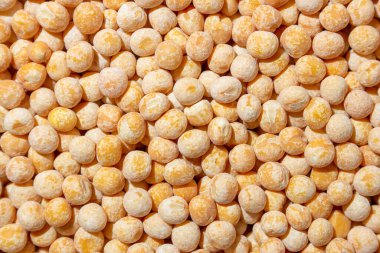 Pişmemiş Sarı Bezelye Cilalı Arka plan. Gurme Aşçılık İçin Canlı ve Dokulu Bir Arkaplan Oluşturan Kuru Bezelye Mutfağı. Dağınık Çiğ Bezelyeler. Sağlıklı Yeme Malzemeleri