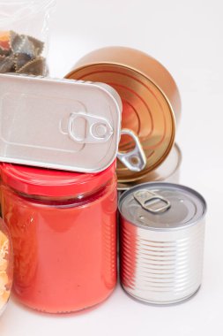 Yiyecek rezervleri: Konserve yiyecek, spagetti, domates suyu, makarna ve market. Kriz anında acil durum gıda deposu. Stratejik Gıda Malzemeleri