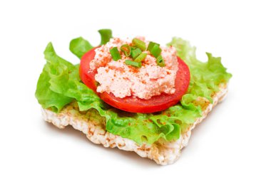 Domatesli Rice Cake Sandviçi, Marul, Balık Kreması ve Yeşil Soğanlı - Beyaz üzerine izole edilmiş. Kolay Kahvaltı 'da. Diyet yemek. Hızlı ve sağlıklı sandviçler. Lezzetli Çıtır Ekmek - Tecrit