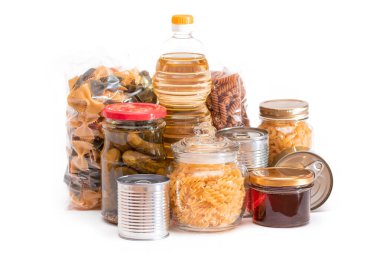 Yiyecek Rezervleri: Konserve Gıda, Spagetti, Pate, Tuna, Domates Suyu, Makarna, Balık ve Market. Kriz anında acil durum gıda deposu. Stratejik Gıda Kaynakları - İzolasyon