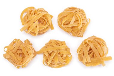 Beş klasik İtalyan Çiğ Yumurta Fettuccine, beyaz arka planda izole edilmiş. Kuru, bükülmemiş, pişmemiş makarna. İtalyan Kültür ve Mutfağı. Çiğ Altın Makarna Deseni - İzolasyon