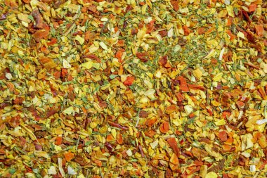 Canlı ve Renkli Sebze Baharat Karışımı: Aromatik Baharat Mutfağı Mutfağı Arkaplanlı Gurme Yemekleri. Taze bitkiler ve baharatların ahenkli kombinasyonu - Üst Görünüm