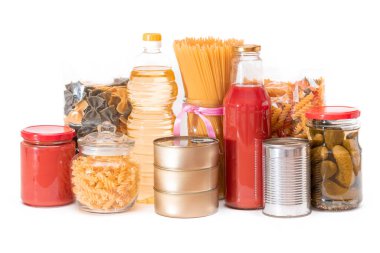 Gıda rezervleri: Konserve yiyecek, spagetti, domates suyu, makarna ve market - beyaz arka planda izole edilmiş. Kriz anında acil durum gıda deposu. Stratejik Gıda Kaynakları - İzolasyon