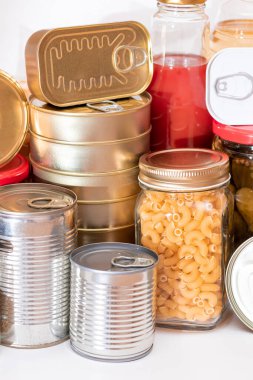 Gıda rezervleri: Konserve yiyecek, spagetti, börek, ton balığı, domates suyu, makarna, balık ve market. Kriz anında acil durum gıda deposu. Stratejik Gıda Malzemeleri