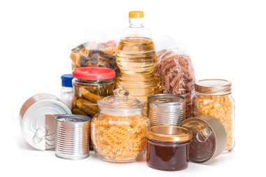 Yiyecek Rezervleri: Konserve Gıda, Spagetti, Pate, Tuna, Domates Suyu, Makarna, Balık ve Market. Kriz anında acil durum gıda deposu. Stratejik Gıda Kaynakları - İzolasyon