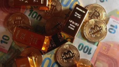 100 Euro 'luk banknotlarda Bitcoin' li Parlak Altın Çubuklar - Top View. Euro Para Birimi. Yüz Euro banknot. Başarı, Finans, Kripto Para Birimi ve Zenginlik Konsepti - Yavaş Dönüşüm Sağı