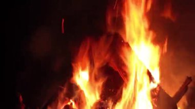 Karanlık Orman 'da Gece Ateşi Yanıyor. Gece vakti Alevli Kamp Ateşi. Şenlik Ateşi için yer. Fire Pit Out, Wood On Fire, Flying Sparks ve Smoke. Seyahat ve Turizm Konsepti - Statik Atış