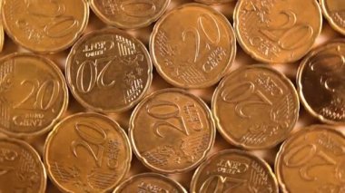 20 Euro Cent Bozukluğu, Dönen Para Arkaplanı - Top View. Euro Para Birimi. Bir sürü 20 Cent Cash. Altın Avrupailer. İş, Para ve Tasarruf Konsepti - Yavaş Dönüşüm Sola