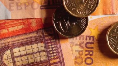 50 Euro 'luk banknotlara 20 Euro Cent madeni parası - Top View, Macro. Euro Para Birimi. Turuncu Kağıt Para. Bir sürü 20 Euro 'luk banknot. Ekonomi, Nakit ve Para Tasarruf Konsepti - Yavaş Dönüşüm Sağı