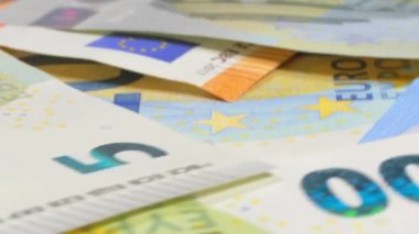 Avrupa Birliği parası: Değişik Euro banknotları. Avrupa para birimi. Renkli Kağıt Para. Bir sürü Euro Cash. Gelir, Gelir, Tasarruf ve Zenginlik Konsepti