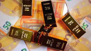 50 Euro 'luk banknotlarda Parlak Altın Çubuklar - Top View. Euro Para Birimi. Bir sürü 50 Euro banknot. Başarı, Finansal ve Varlık Konsepti - Yavaş Dönüşüm Sola