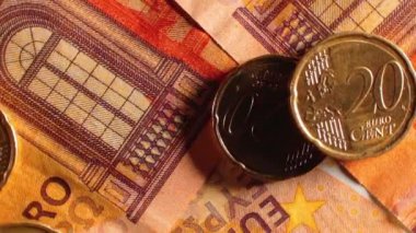 50 Euro 'luk banknotlara 20 Euro Cent madeni parası - Top View, Macro. Euro Para Birimi. Turuncu Kağıt Para. Bir sürü 20 Euro 'luk banknot. Ekonomi, Nakit ve Para Tasarruf Konsepti - Yavaş Dönüşüm Sola